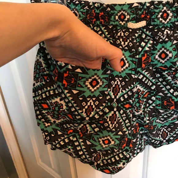 Aztec print shorts with pockets - Picture 4 of 5